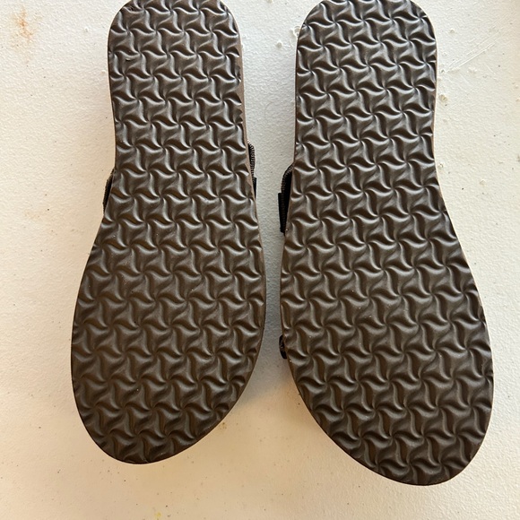 Woman’s Teva Olowahu Sandals Size 7 Brand new - Picture 2 of 2